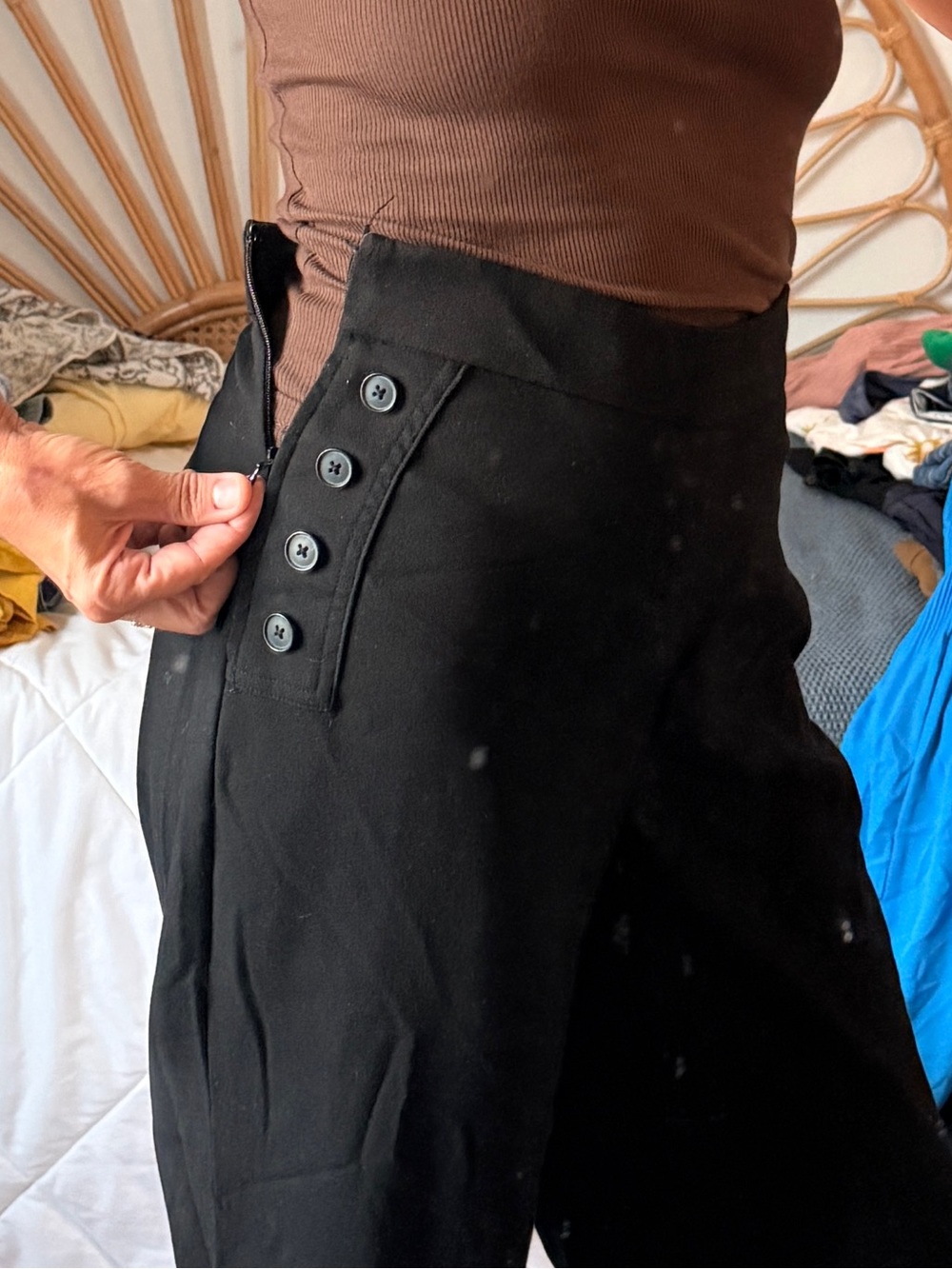 Men Pants Subcategory Identification - Picture 3 of 5